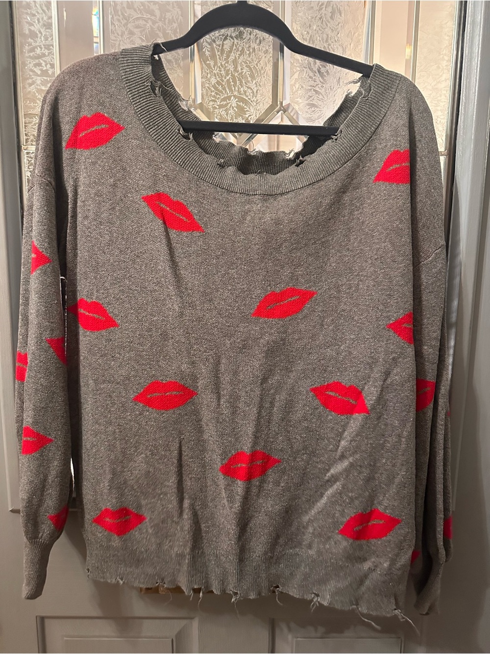 ANDREE BY UNIT Gray Crewneck Sweater with Red Lip Print